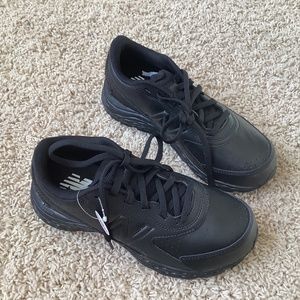 New Balance kids boys extra wide shoes 4 New with tags